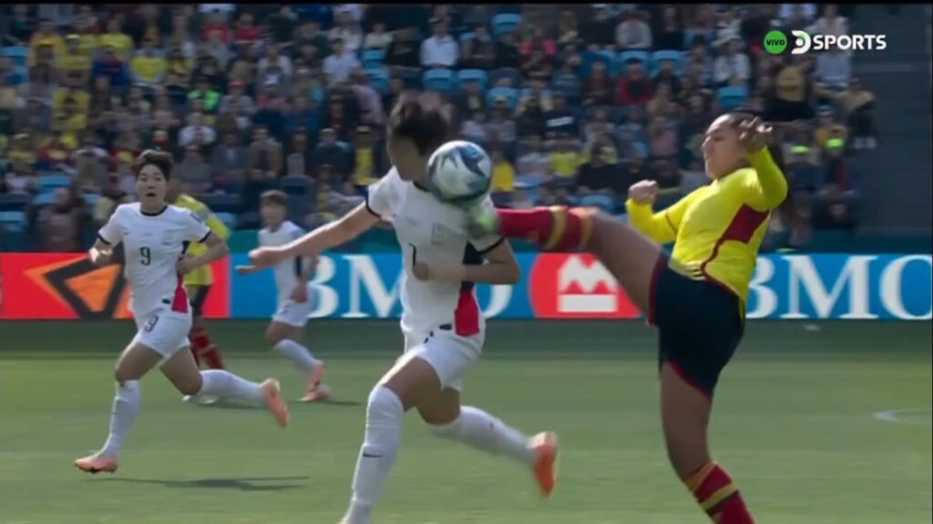 Manuela Vanegas estuvo al borde de la tarjeta roja en el duelo frente a Corea del Sur.