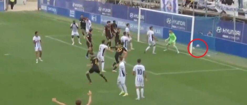 Real Madrid Castilla ganó el partido de forma insólita, con dos balones ingresando a la portería contraria.