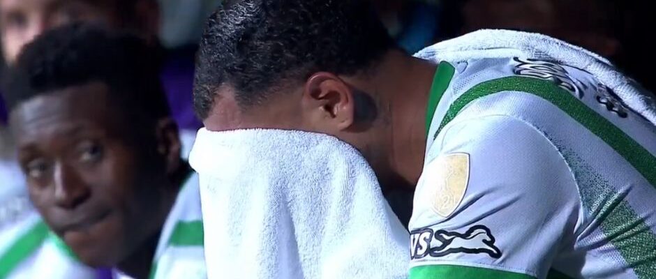 Edwin Cardona rompió en llanto cuando fue sustituido. Todo esto luego de errar dos penas máximas.